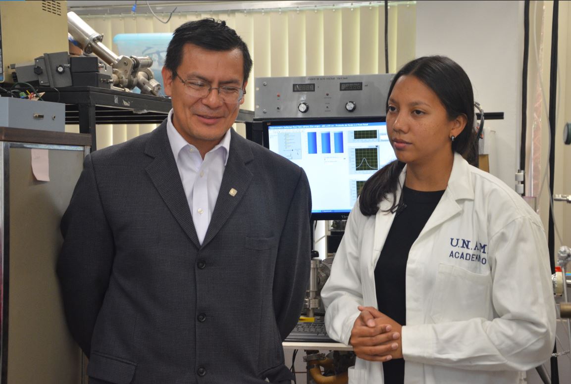 Captura Foto Dr. Juarez y AdrianaMIlena